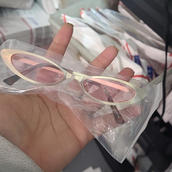 Cat in the Cat-Eye Sunglasses! Throw some shade i - Picture 2 of 7